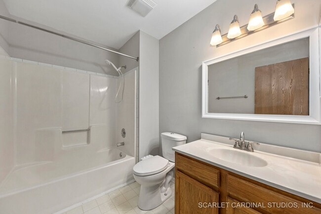 Building Photo - 1482 W Jefferson Ave