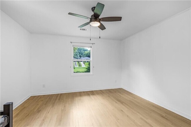 Building Photo - 844 Deckner Ave SW