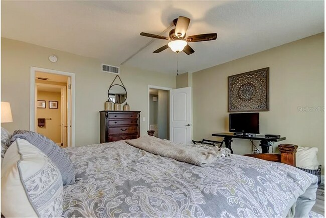 Building Photo - LONG TERM - FULLY FURNISHED 2/2 Open water...