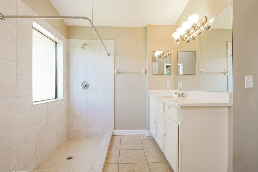 Building Photo - 3422 Burlington Dr