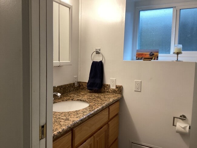 Building Photo - Cute 3 bedrooms, 2 baths walking distance to Greenlake