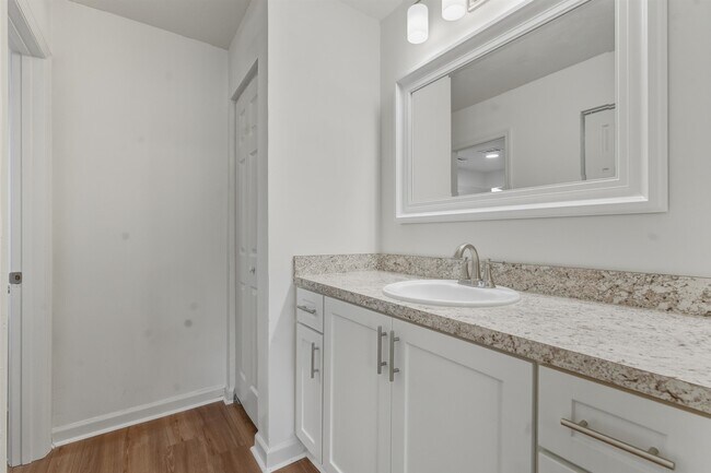 Building Photo - 2900 Woodrich Dr