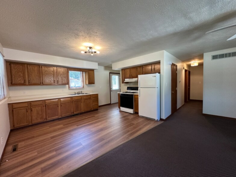 Building Photo - 505 S Apple Rd