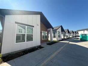 Building Photo - 4413 Janssen Ave