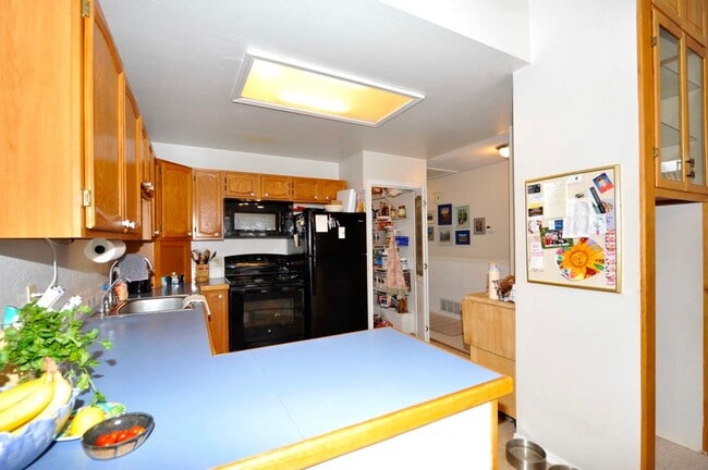 Building Photo - Fairway Golf Course 3 bed 3 bath with basement