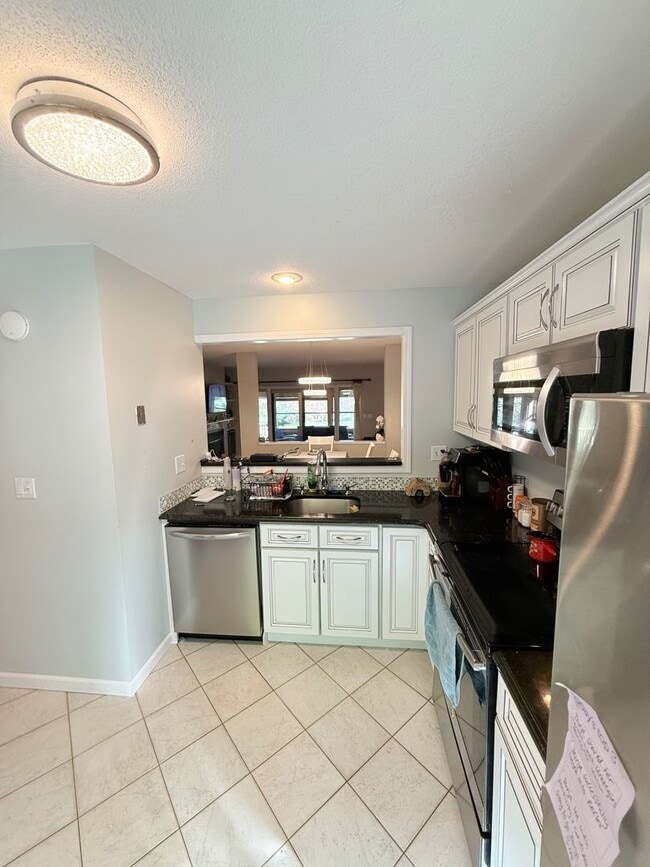 Building Photo - Farmington Woods Professional Townhouse Condo