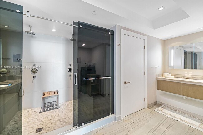 Building Photo - 1331 Brickell Bay Dr