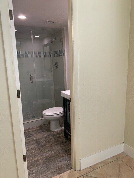 Master bath - 9310 Fontainebleau Blvd