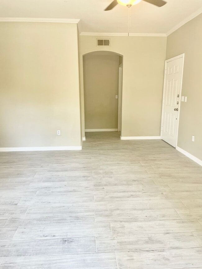 Building Photo - Stunning 3 Bedroom Condo In Scottsdale!