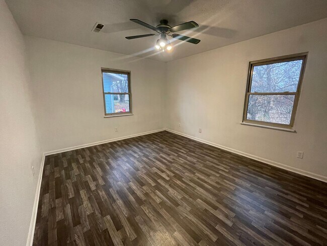 Building Photo - Available Now 3 bedroom 2 full bathroom in...