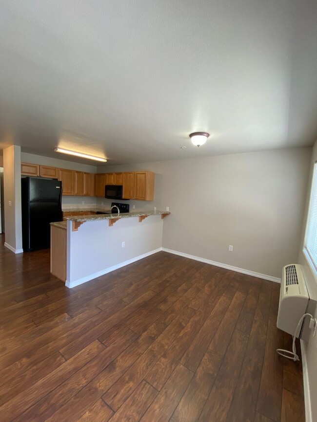 Building Photo - UPPER LEVEL CONDO (RPM#43)