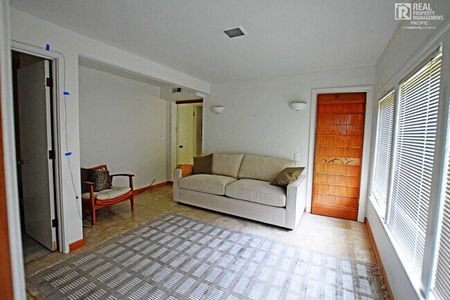 Building Photo - Timeless 4 Bedroom in West Montclair