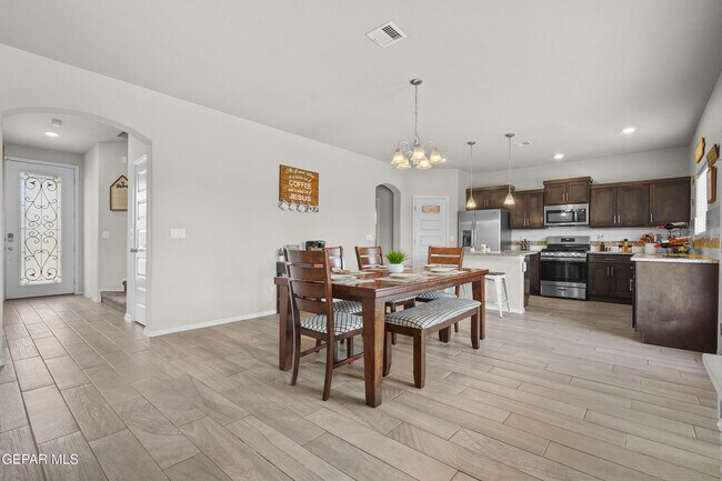 Building Photo - 956 Clapham St