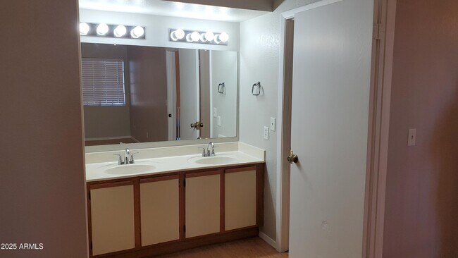 Building Photo - 8625 E Belleview Pl