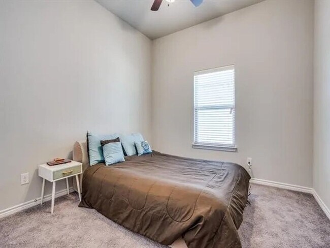 Building Photo - 321 Valentino Wy