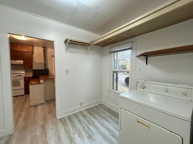 Building Photo - Cottage Style 1 Bed Home with a Large Yard...