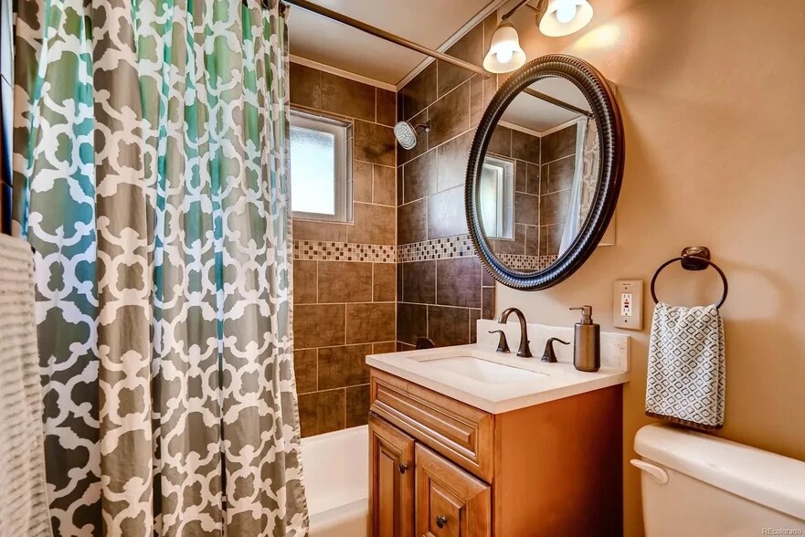 bathroom 1 - 1220 S Benton St