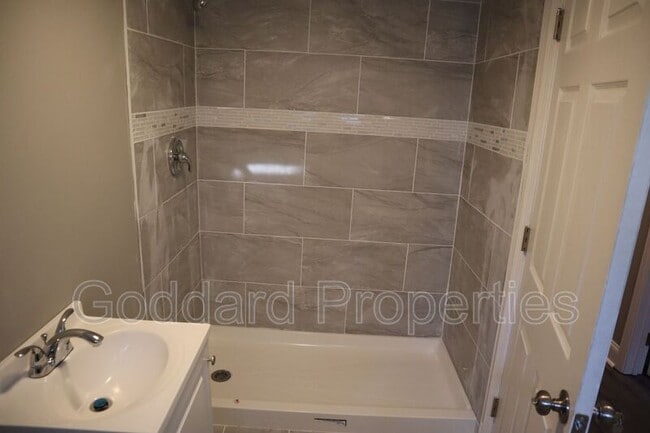 Building Photo - 5916 Northwood Dr