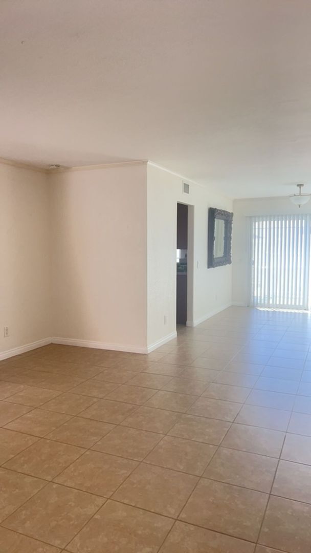 Building Photo - 1356 Bobolink Dr
