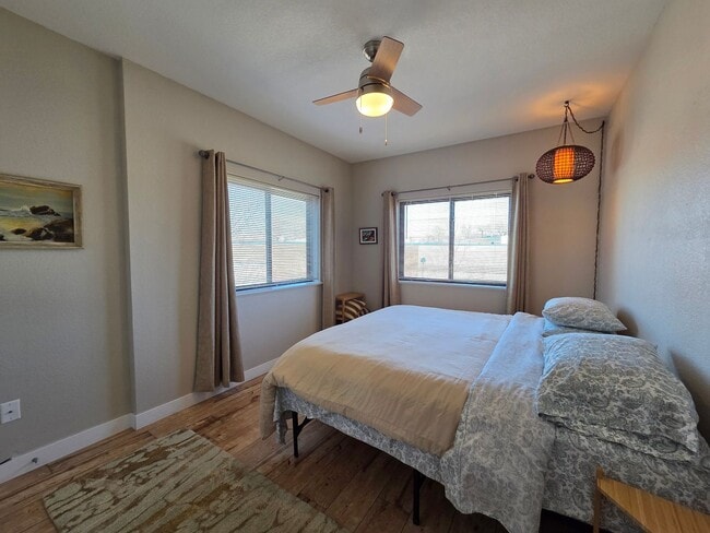 Building Photo - 221 E 5th St