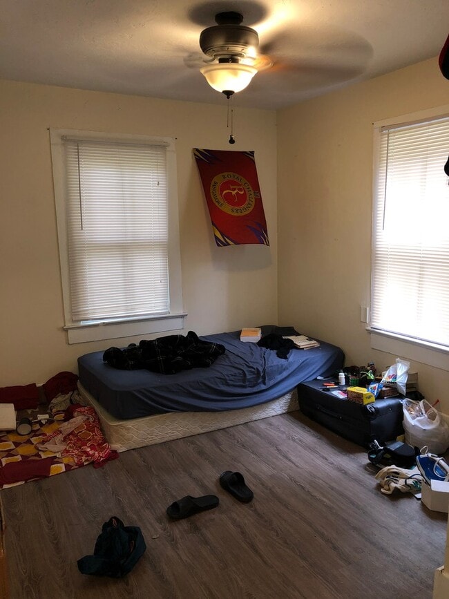 Building Photo - Large 4 Bedroom, 2 Bathroom House