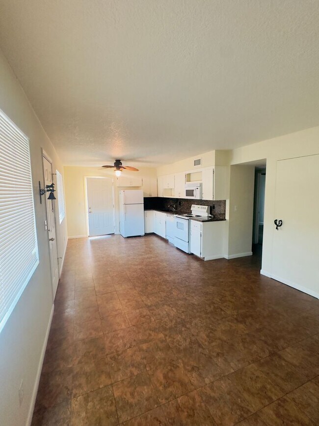 Building Photo - 2 Bed 2 Bath Duplex Long Term Rental!