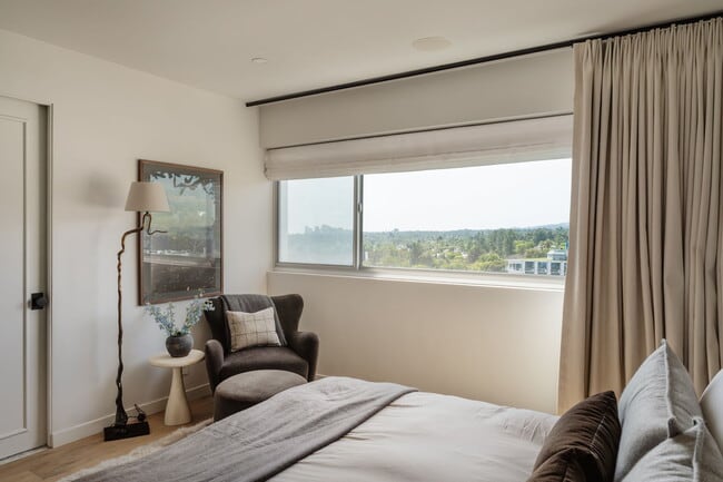 Building Photo - 999 N Doheny Dr
