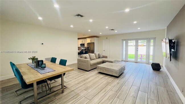 Building Photo - 911 N 14th Ave