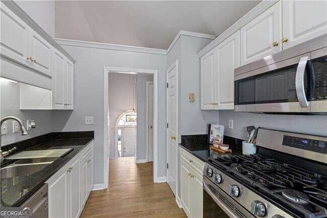 Building Photo - 2437 Pondside Pl NE