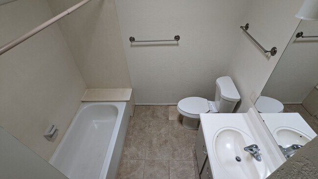 Building Photo - Beautiful Townhouse - 3 bed & 2 bath in Gr...