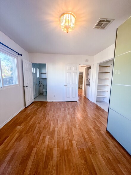 Building Photo - 10447 Cantara St