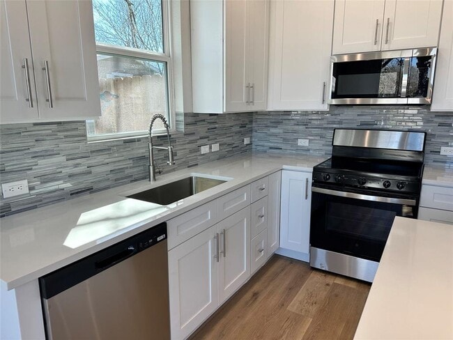 Building Photo - 1115 Neches St