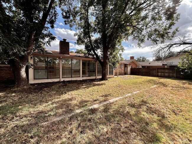 Building Photo - Amazing 4/2.5 in Prime Location! Minutes from Texas Tech and Hospitals!