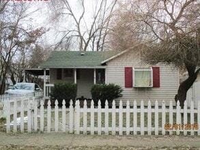 Building Photo - VINTAGE BUNGALOW NEAR CORBIN PARK AVAILABLE NOW!!