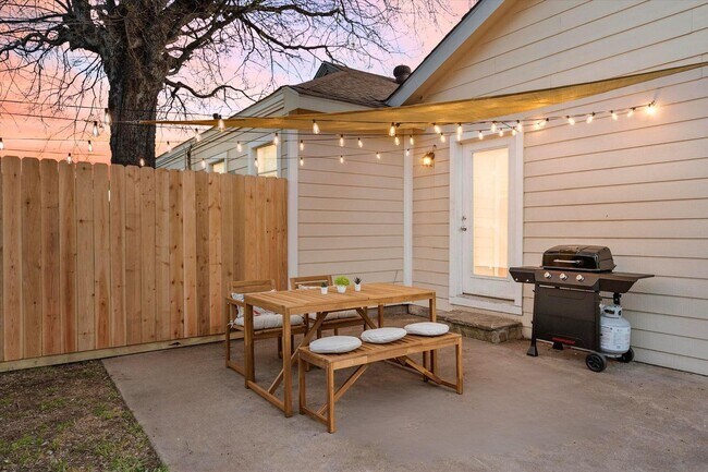 Building Photo - Fully Furnished, Fully Updated, Fully Fort Worth!