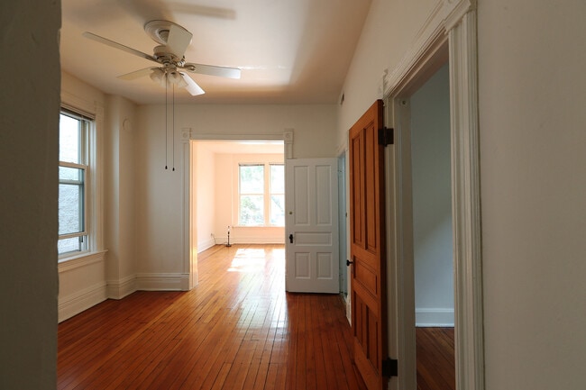 Building Photo - 833 N Winchester Ave