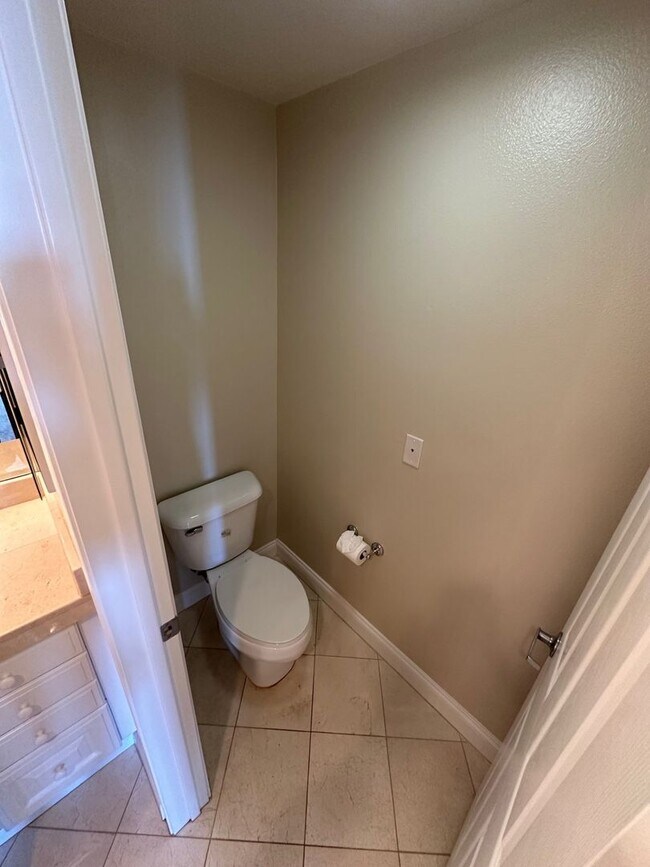 Building Photo - Beachfront Oasis - 3 bed 2 bath in Alamitos Beach with Parking