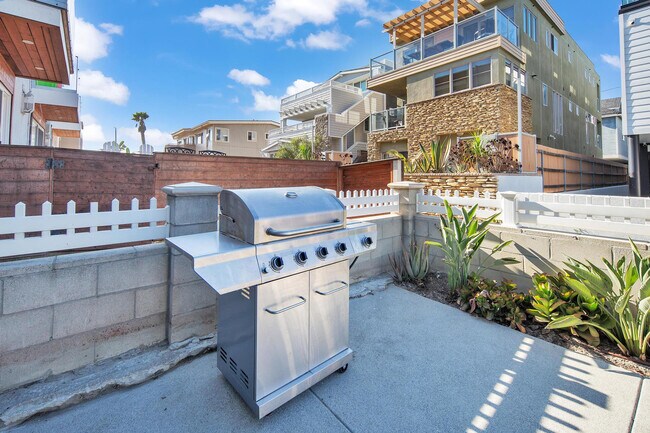 Building Photo - 717-21 Island Ct