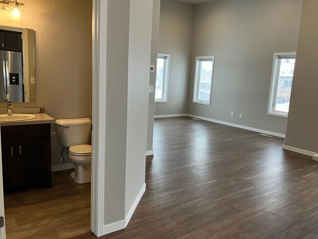 Building Photo - 4 Bed 2.5 Bath Single Family Home