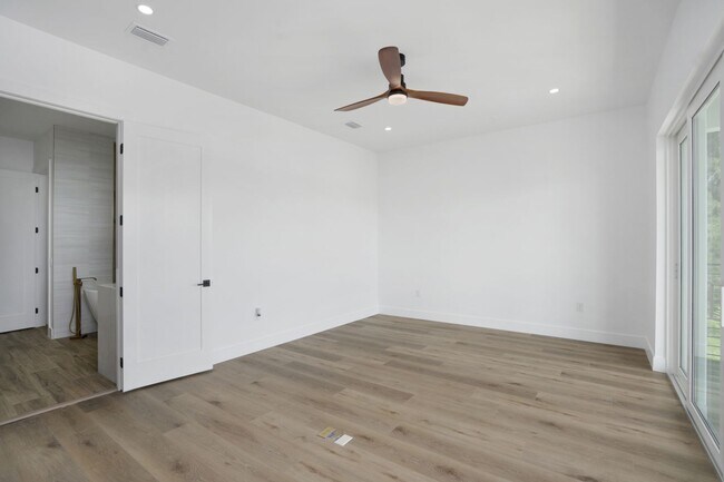 Building Photo - 5/3 Luxury Custom Home plus Boat dock, Pool and Stunning Views!!