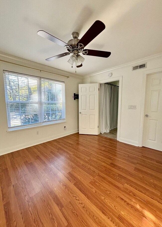 Building Photo - Available 1/10. Beautiful 3BR/3 BA Townhome Available in the Heart of Mt Pleasant!