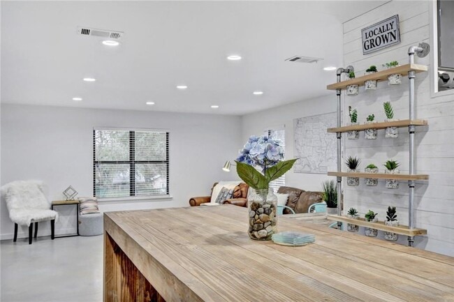 Building Photo - 18410 E Lake Terrace Dr