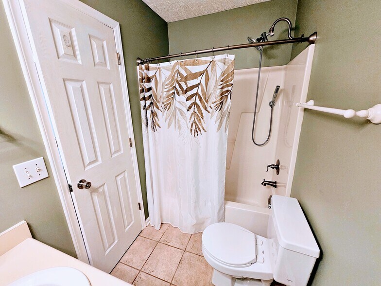 Primary full bathroom - 2127 Winter Moss Ln