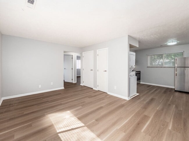 Building Photo - 105 W 8th Ave