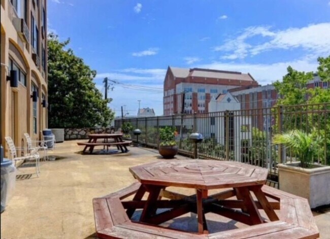 Building Photo - Fantastic location! FURNISHED 1bed/1bath available for March 2026 move in!