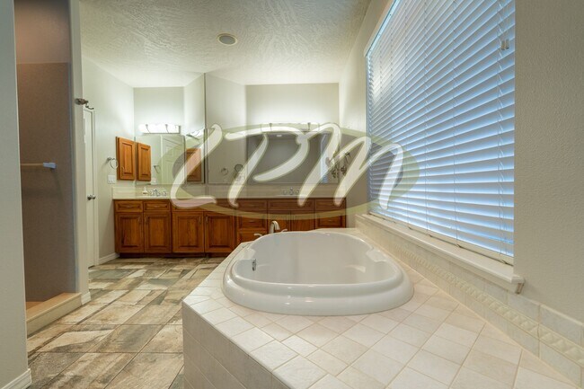 Building Photo - Spacious 3-Bedroom Home on 4.5 Acres – Pos...