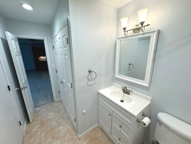 Building Photo - End unit Townhome in the heart of Chesapeake! Available Late July