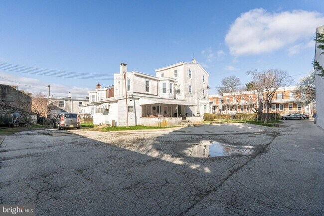 Building Photo - 459 Martin St
