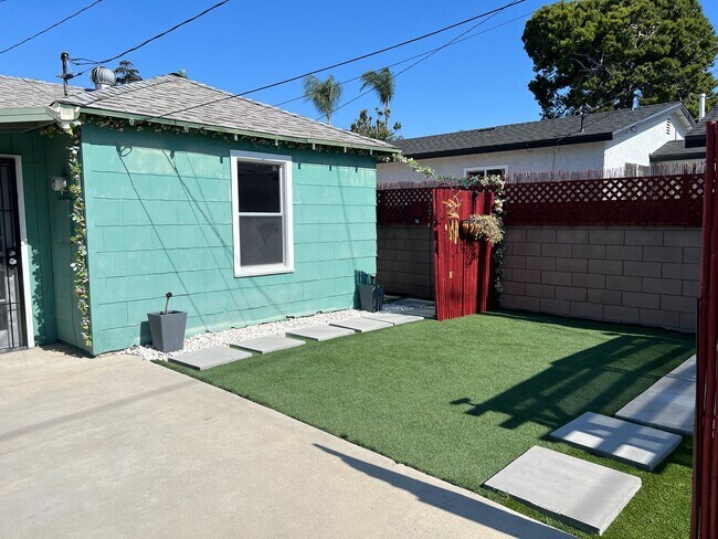 Building Photo - Charming Anaheim Cottage