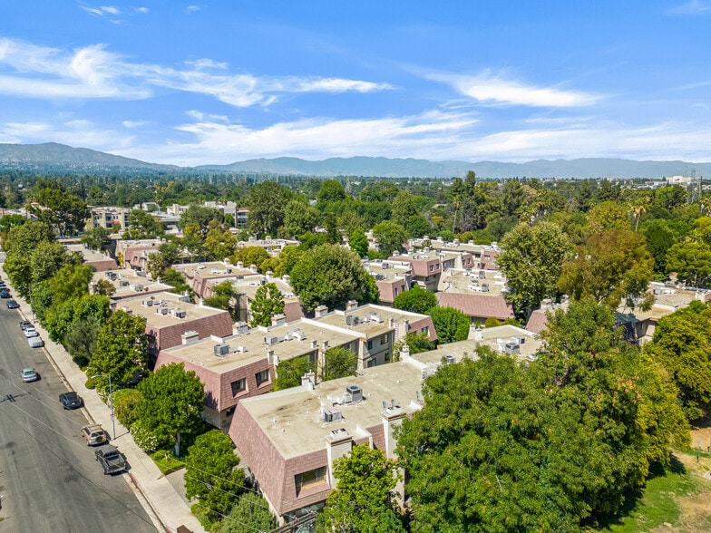 Neighborhood View - 9000 Vanalden Ave
